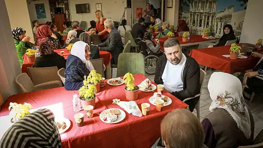 Anneler Günü'nde huzurevi sakinlerine sürpriz ziyaret