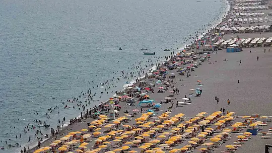Antalya'da sıcaktan bunalanlar sahile akın etti