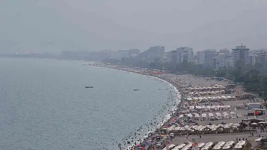 Antalya'da sıcaktan bunalanlar sahile akın etti