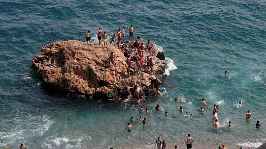Antalya'da sıcaktan bunalanlar sahile akın etti