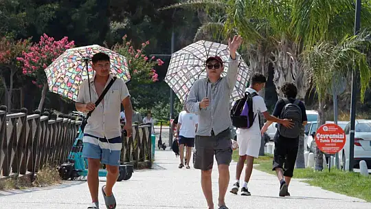 Antalya'da sıcaktan bunalanlar sahile akın etti