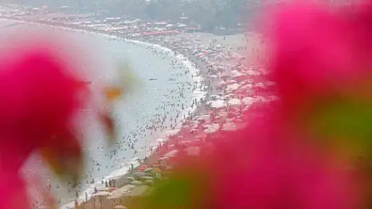 Antalya'da sıcaktan bunalanlar sahile akın etti