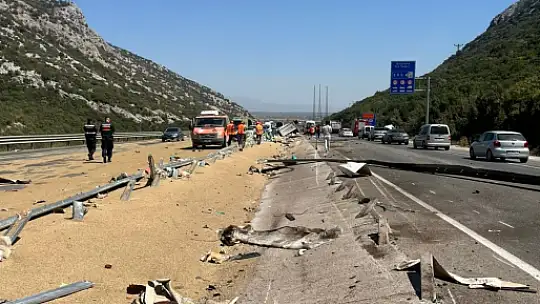 Antalya'da tır devrildi, ortalık savaş alanına döndü: Genç sürücü hayatını kaybetti
