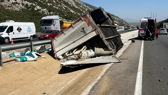 Antalya'da tır devrildi, ortalık savaş alanına döndü: Genç sürücü hayatını kaybetti