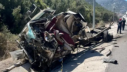 Antalya'da tır devrildi, ortalık savaş alanına döndü: Genç sürücü hayatını kaybetti
