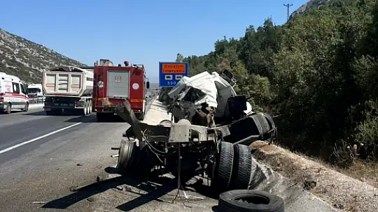 Antalya'da tır devrildi, ortalık savaş alanına döndü: Genç sürücü hayatını kaybetti
