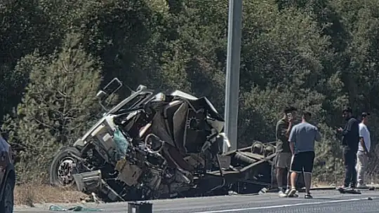 Antalya'da tır devrildi, ortalık savaş alanına döndü: Genç sürücü hayatını kaybetti