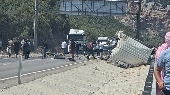 Antalya'da tır devrildi, ortalık savaş alanına döndü: Genç sürücü hayatını kaybetti