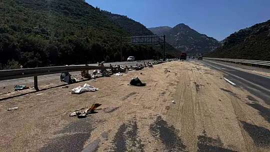Antalya'da tır devrildi, ortalık savaş alanına döndü: Genç sürücü hayatını kaybetti