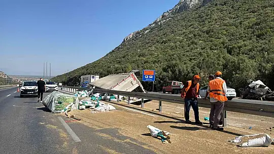 Antalya'da tır devrildi, ortalık savaş alanına döndü: Genç sürücü hayatını kaybetti