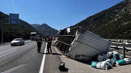 Antalya'da tır devrildi, ortalık savaş alanına döndü: Genç sürücü hayatını kaybetti