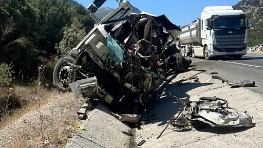 Antalya'da tır devrildi, ortalık savaş alanına döndü: Genç sürücü hayatını kaybetti