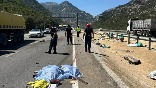 Antalya'da tır devrildi, ortalık savaş alanına döndü: Genç sürücü hayatını kaybetti