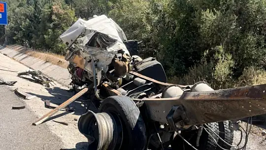 Antalya'da tır devrildi, ortalık savaş alanına döndü: Genç sürücü hayatını kaybetti