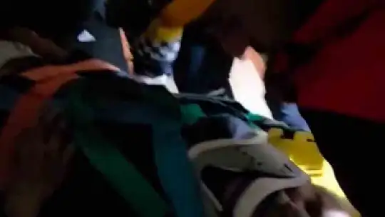 Apartman boşluğuna düşerek yaralanan yaşlı adamı ekipler kurtardı