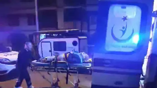 Apartman boşluğuna düşerek yaralanan yaşlı adamı ekipler kurtardı