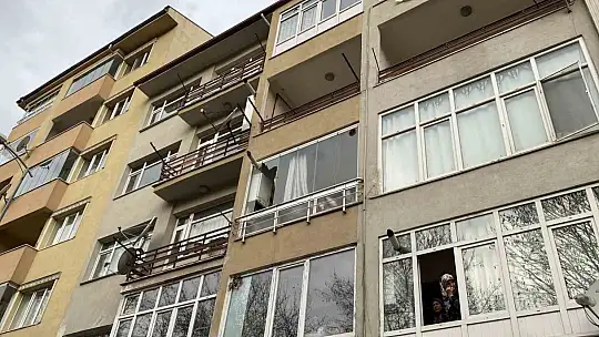 Apartmandan gelen silah sesi ve kırılan cam ekipleri harekete geçirdi