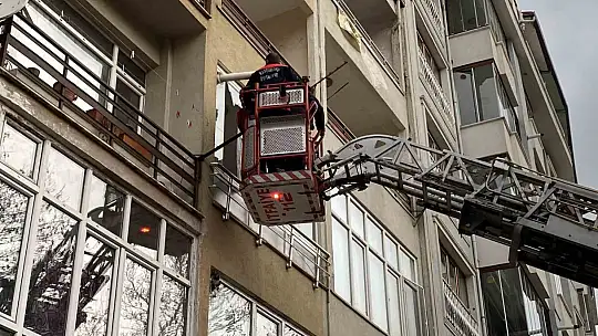 Apartmandan gelen silah sesi ve kırılan cam ekipleri harekete geçirdi