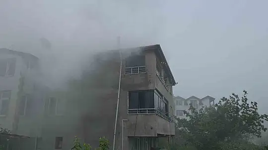 Apartmanın çatısında çıkan yangın paniğe neden oldu