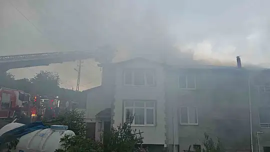 Apartmanın çatısında çıkan yangın paniğe neden oldu