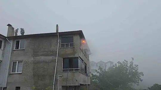 Apartmanın çatısında çıkan yangın paniğe neden oldu