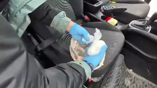 Arabaya uyuşturucu zulalayan şahıslar polisten kaçamadı: 3 tutuklama