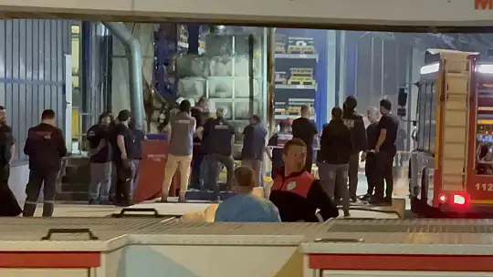 Araç yedek parça fabrikasında yangın