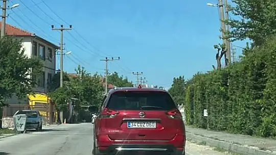 Aracından yola defalarca çöp atarken görüntülendi