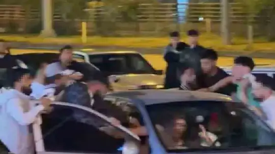 Araçtaki 2 kişiyi böyle darbettiler