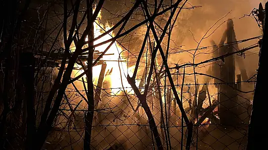 Ardiye yangını eve sıçramadan söndürüldü