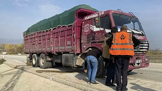 Arıza yapan otomobile kamyon çarptı: 1 ağır yaralı