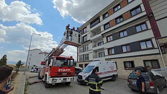 Arkadaşına intihar edeceğini söyledi, polis ve itfaiye balkondan girerek kurtardı