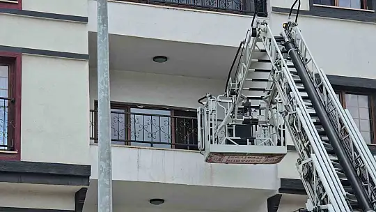 Arkadaşına intihar edeceğini söyledi, polis ve itfaiye balkondan girerek kurtardı