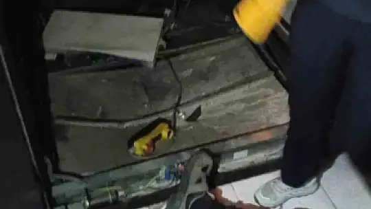 Asansör 3 kat aşağıya düştü: 1 yaralı