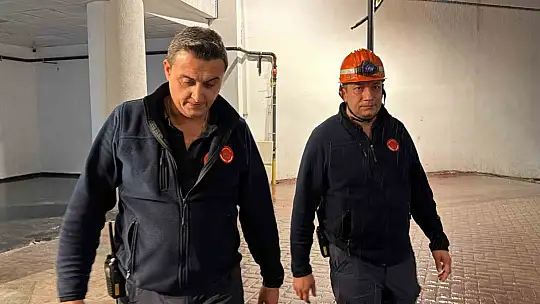 Asansörde mahsur kalan çifti itfaiye kurtardı