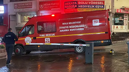 Asansörde mahsur kalan çifti itfaiye kurtardı