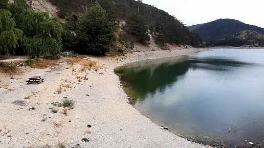 Aşırı sıcaklar Sünnet Gölü'nü vurdu: Sular çekildi, göl kuruma noktasına geldi