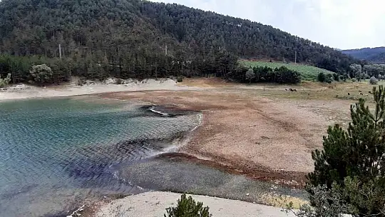 Aşırı sıcaklar Sünnet Gölü'nü vurdu: Sular çekildi, göl kuruma noktasına geldi