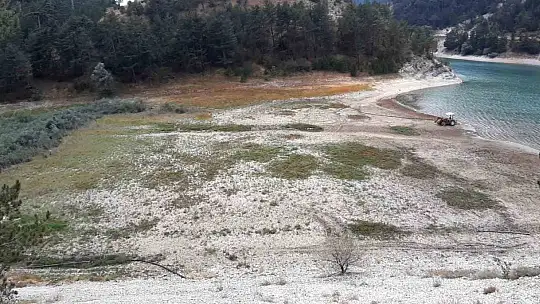 Aşırı sıcaklar Sünnet Gölü'nü vurdu: Sular çekildi, göl kuruma noktasına geldi