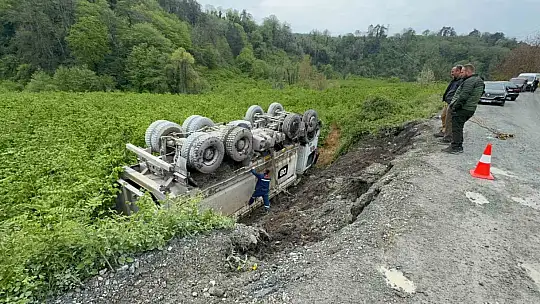 Askeri limana taş götüren kamyon devrildi, sürücü yara almadan kurtuldu