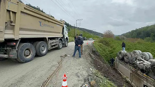 Askeri limana taş götüren kamyon devrildi, sürücü yara almadan kurtuldu