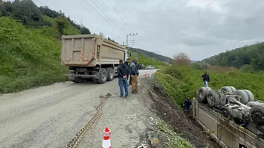 Askeri limana taş götüren kamyon devrildi, sürücü yara almadan kurtuldu