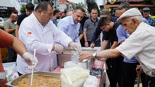Aşure dağıtımıyla gönüller ısındı