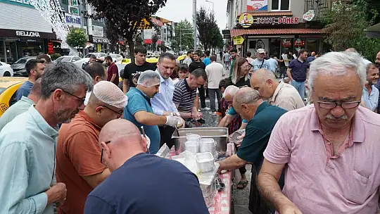 Aşure dağıtımıyla gönüller ısındı
