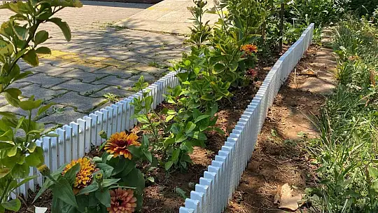 Atık malzemeler renkli çiçekliğe dönüştü