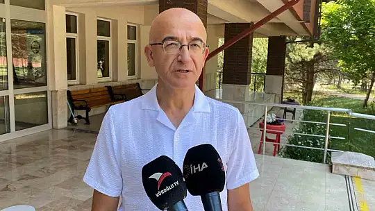 Atık malzemeler renkli çiçekliğe dönüştü