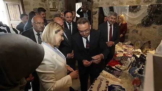 Atık malzemeler üniversite öğrencilerinin elinde sanata dönüştü