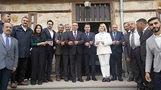 Atık malzemeler üniversite öğrencilerinin elinde sanata dönüştü