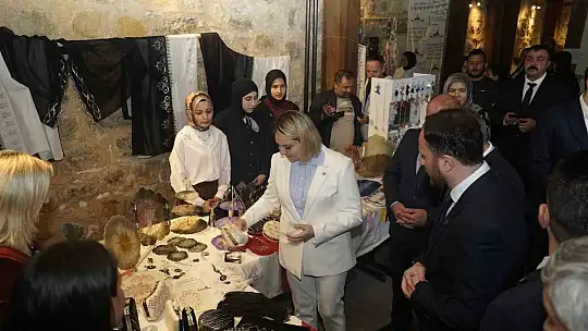 Atık malzemeler üniversite öğrencilerinin elinde sanata dönüştü