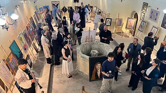 Atık malzemeler üniversite öğrencilerinin elinde sanata dönüştü